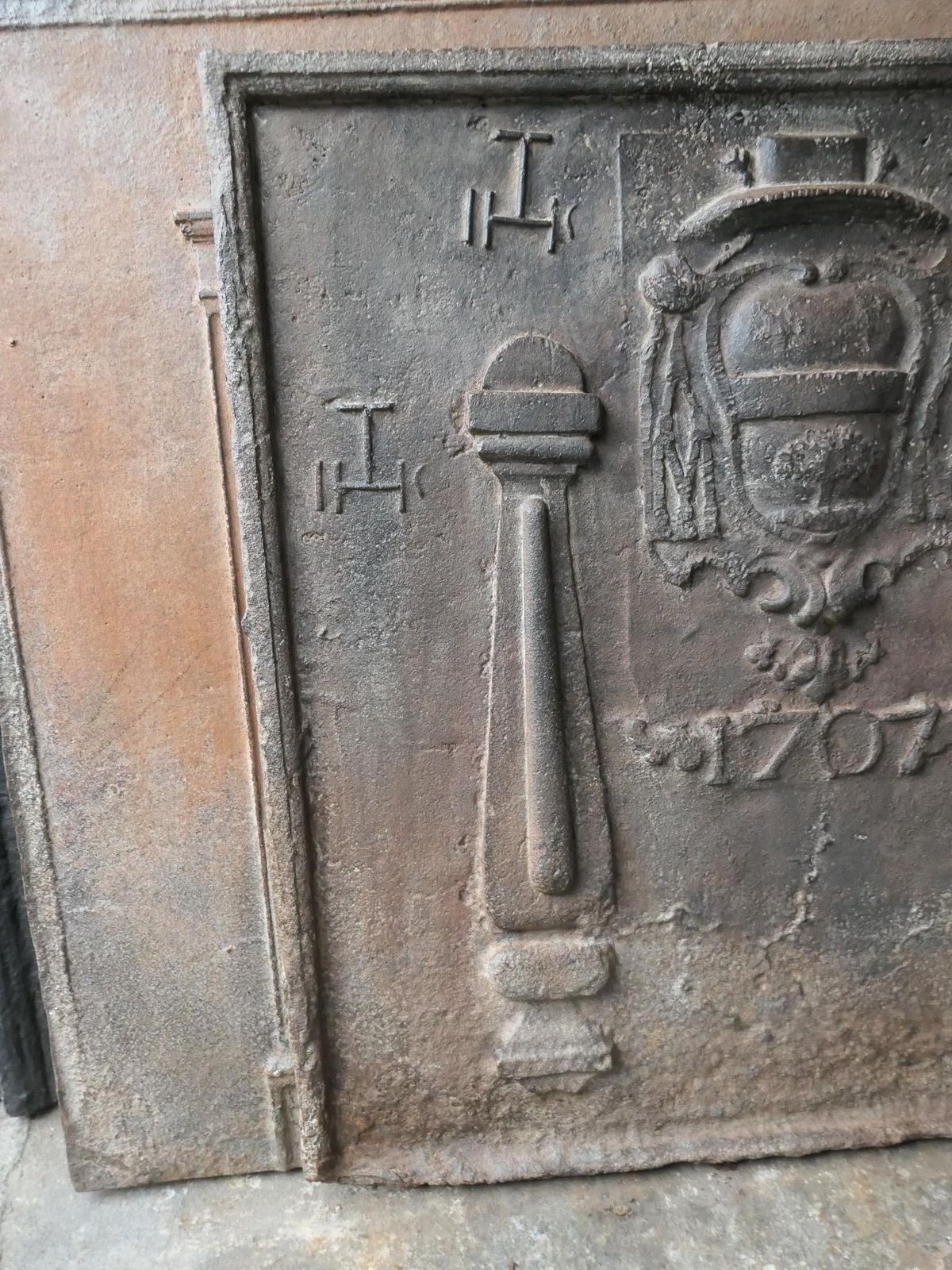 photo vintage 18th Century French 'Pillars With Ihs Monograms' Fireback / Backsplash