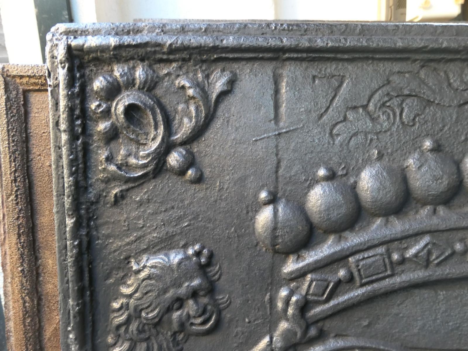 photo buy Large 18th Century French Louis XIV 'Coat Of Arms' Fireback / Backsplash