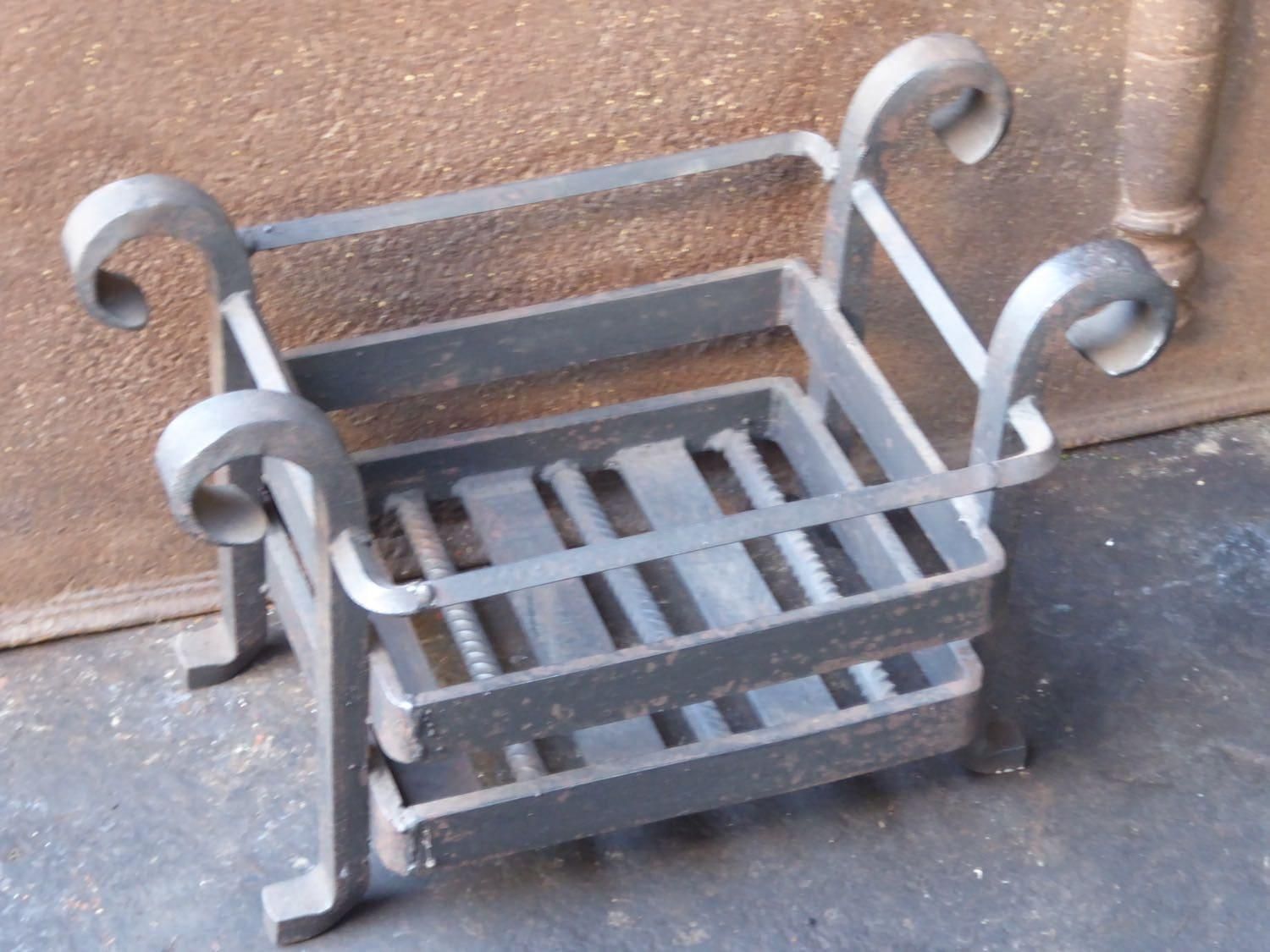English Victorian Style Fireplace Grate Or Fire Basket, 20th Century photo vinterior