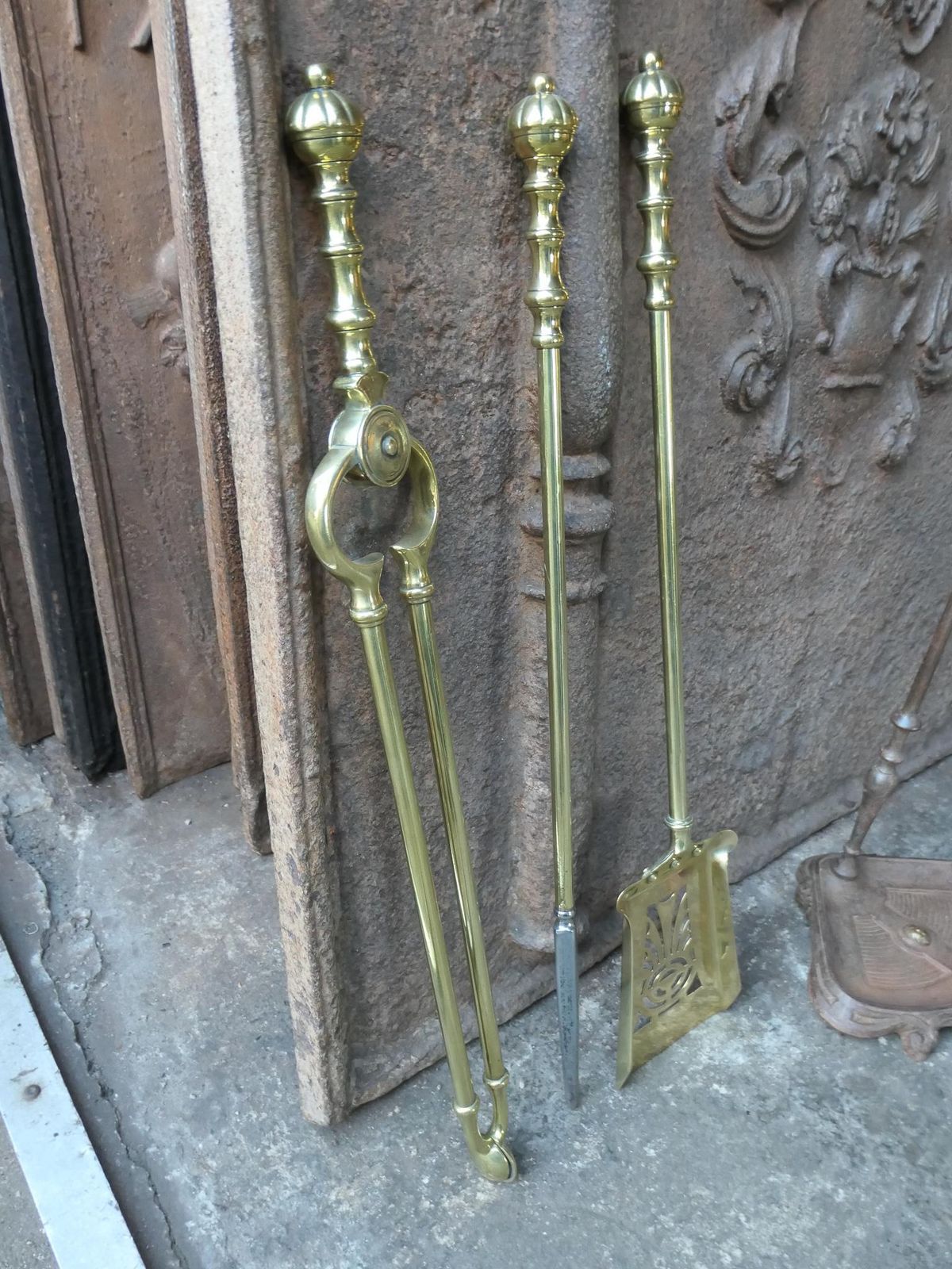 photo furniture Antique English Polished Brass Victorian Style Fireplace Set, 19/20th C