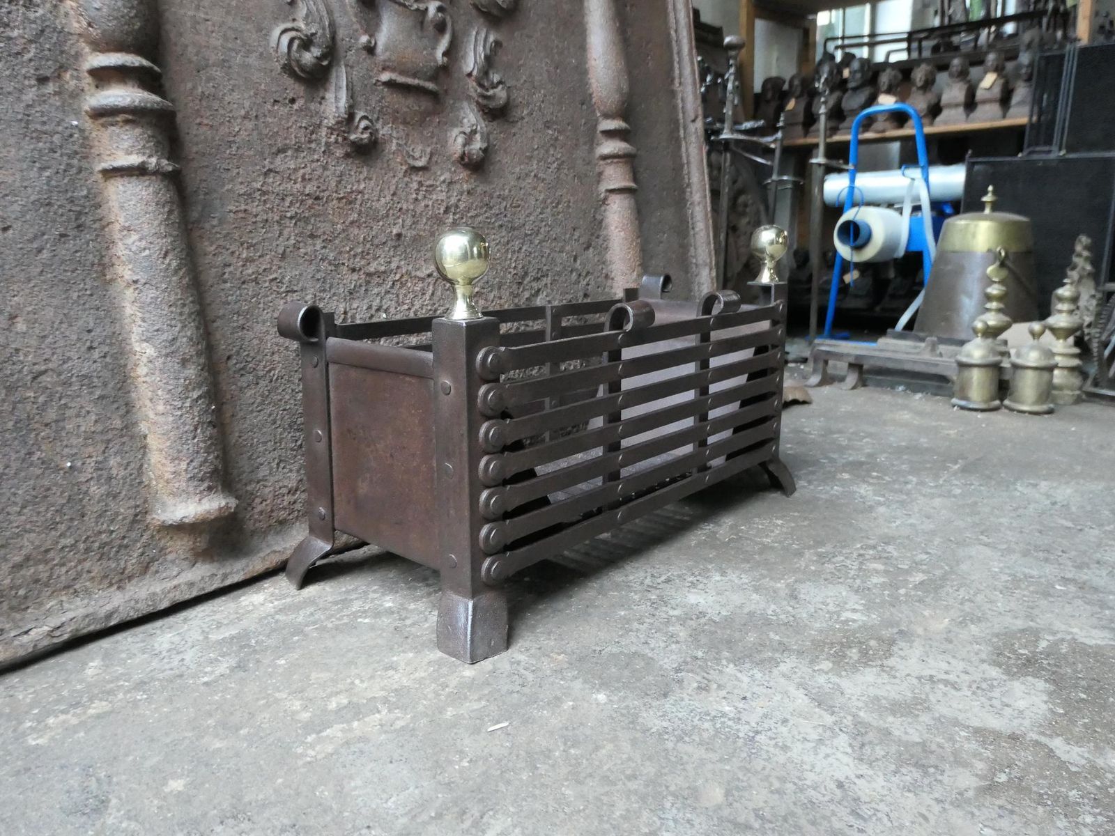 photo vinterior 19th Century English Victorian Fireplace Grate Or Fire Basket