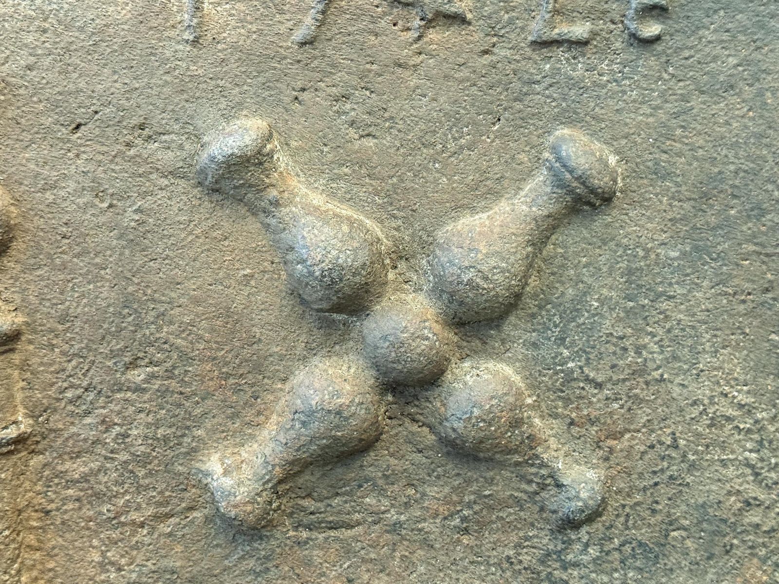 18th Century Louis XIV 'Pillars With Saint Andrew's Cross' Fireback / Backsplash photo vinterior