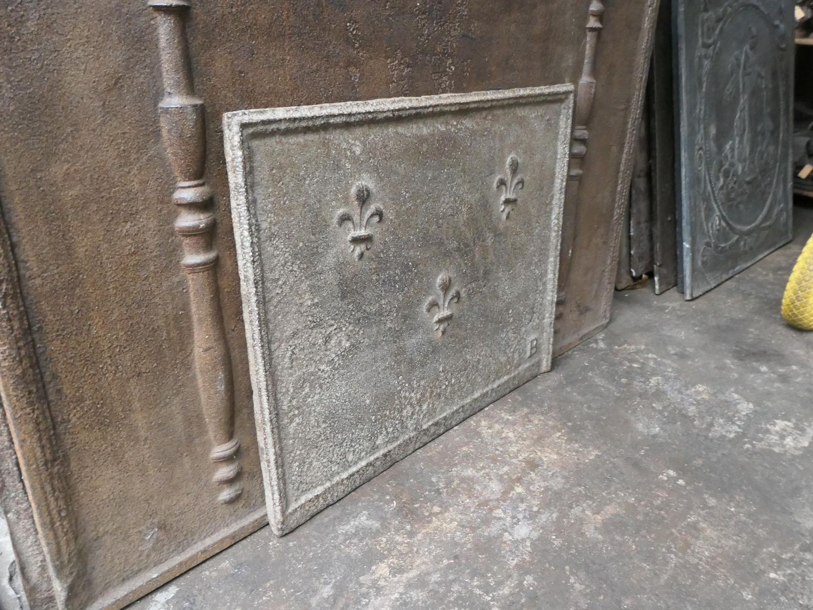 photo vinterior 18th Century French Louis XV Fireback / Backsplash With Fleurs De Lys
