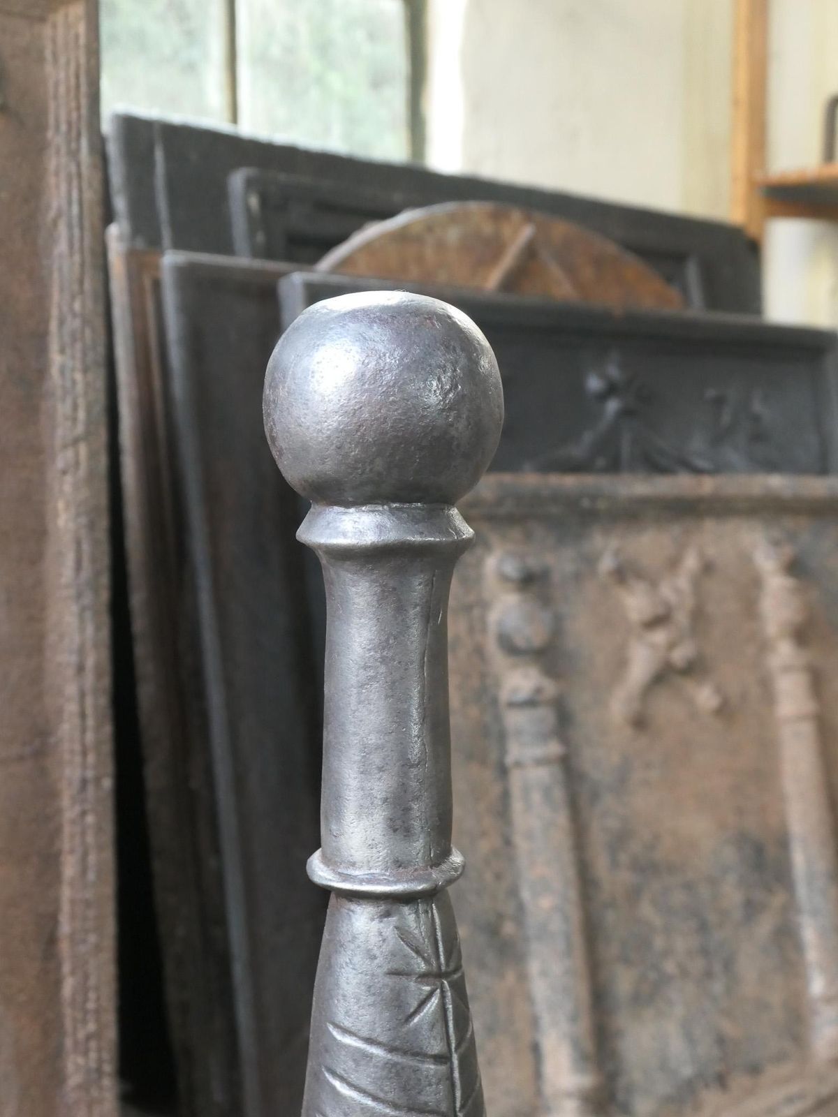 photo vinterior Beautiful French Gothic Fireplace Grate Or Fire Basket, 17th Century