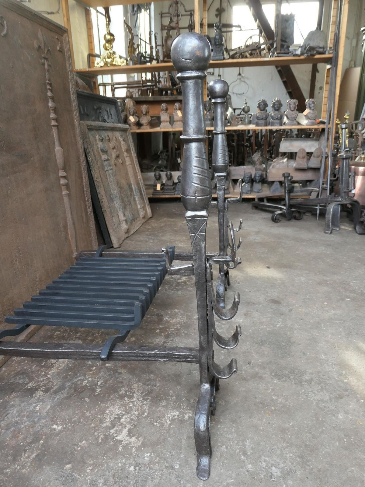 photo vintage Beautiful French Gothic Fireplace Grate Or Fire Basket, 17th Century