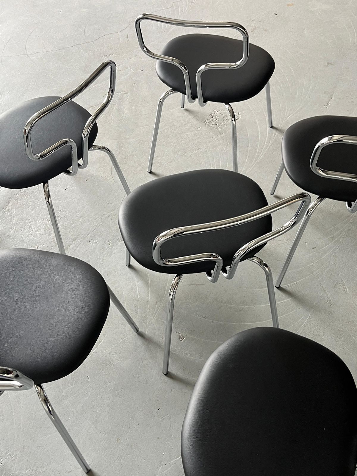 photo furniture Bauhaus Design Curved Chrome Tubular Steel And Faux Leather Dining Chairs
