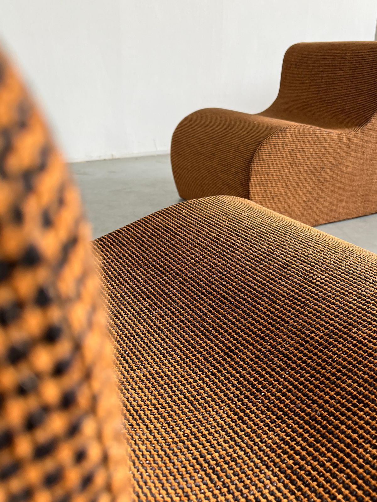 photo vintage Pair Of Vintage Italian Mid Century Lounge Chairs In Checkered Fabric, 70s Italy