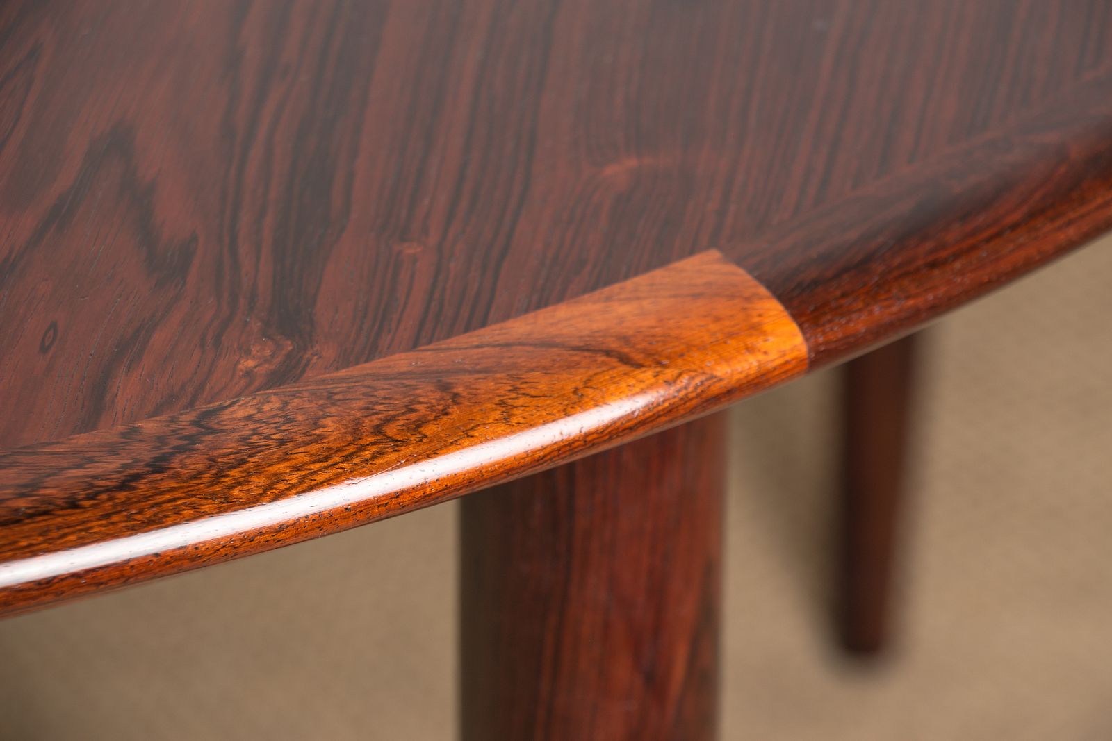 photo vintage Danish Extendable Dining Table In Rosewood Model 55 By Arne Vodder For Sibast 1958.