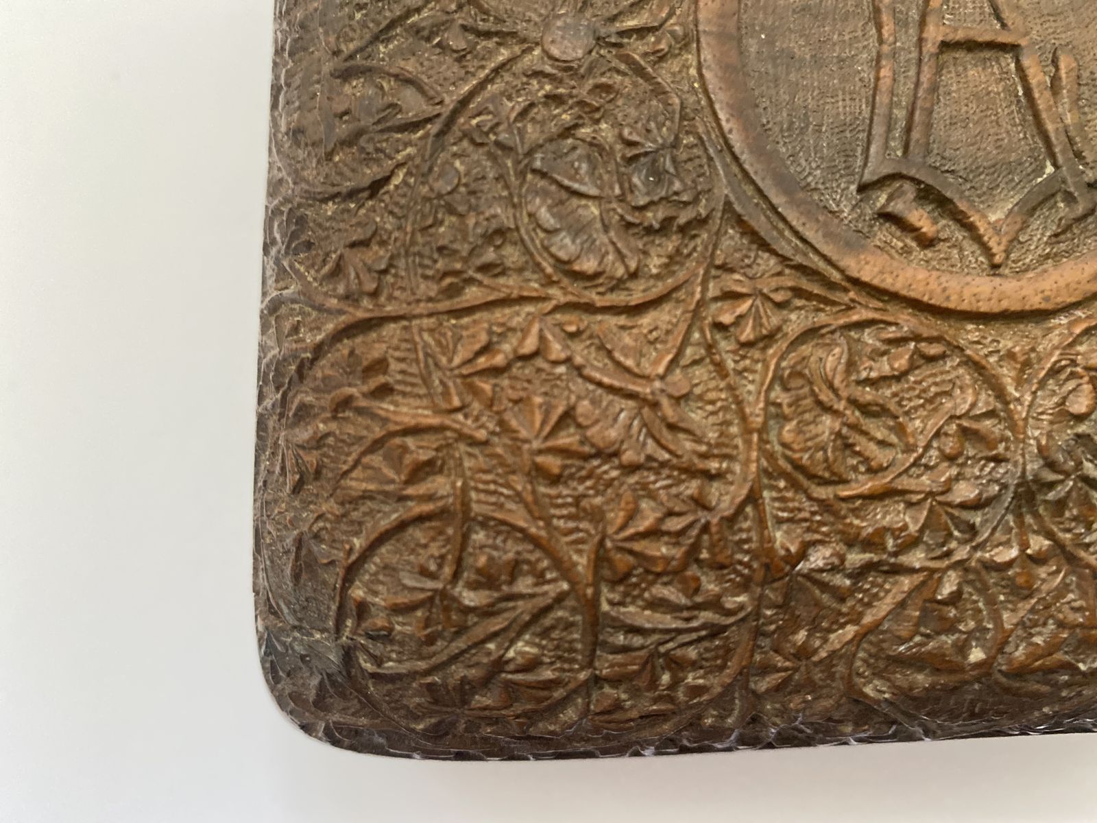 photo vintage Antique, Victorian, Anglo Indian, Intricately Hand Carved Sandalwood Box