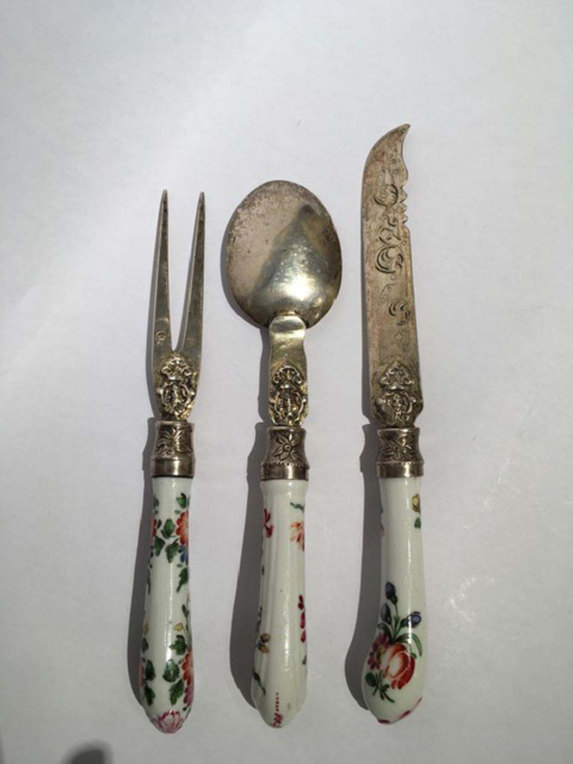 photo furniture Early 19th Century Set Of 3 English Porcelain Cutleries