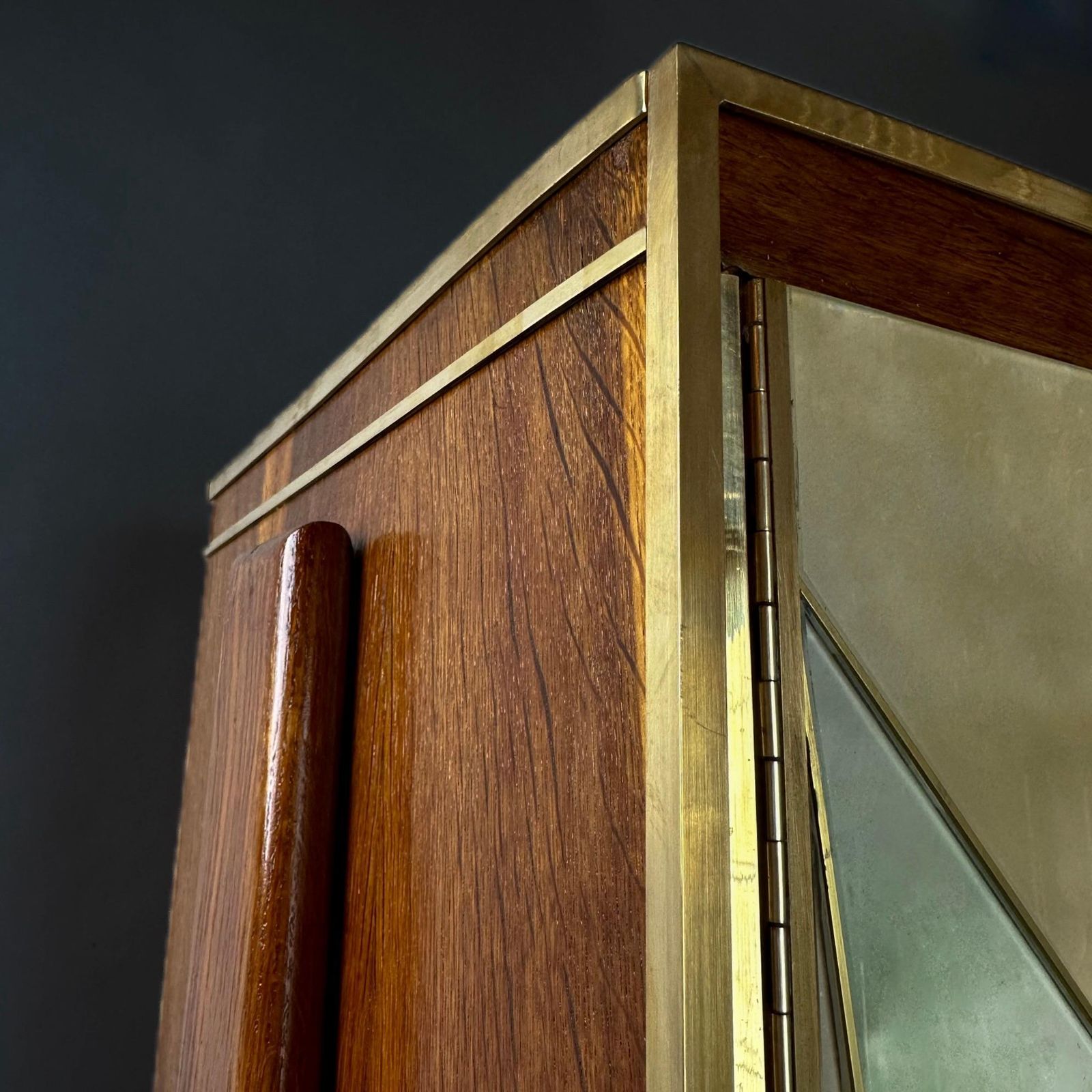 photo furniture Mid Century Modern Oak Wood, Brass, Mirror & Murano Art Glass Dry Bar Cabinet