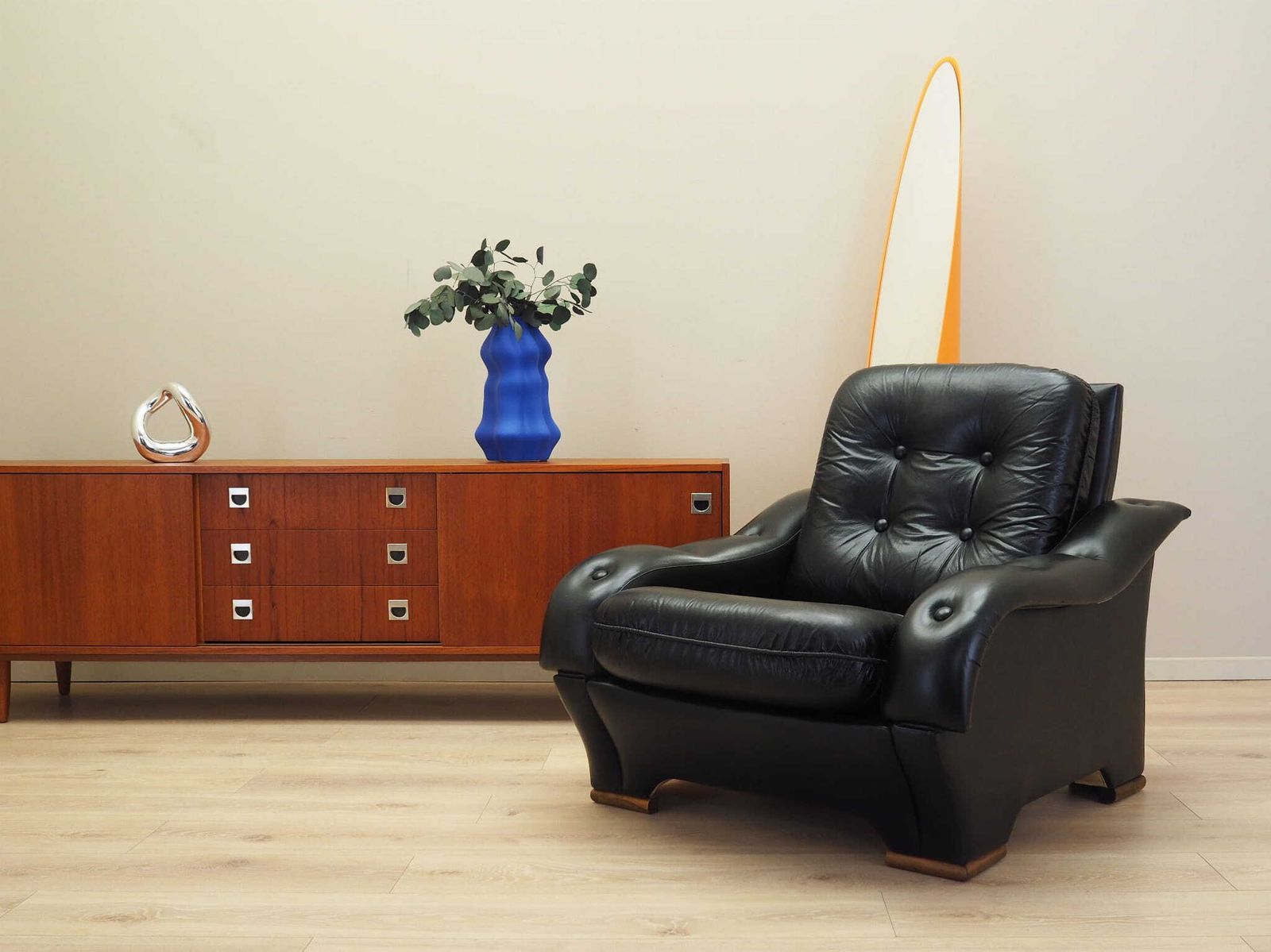 Zwarte Fauteuil, Italiaans Design, Jaren 1980 – Herkomst: Italië photo furniture