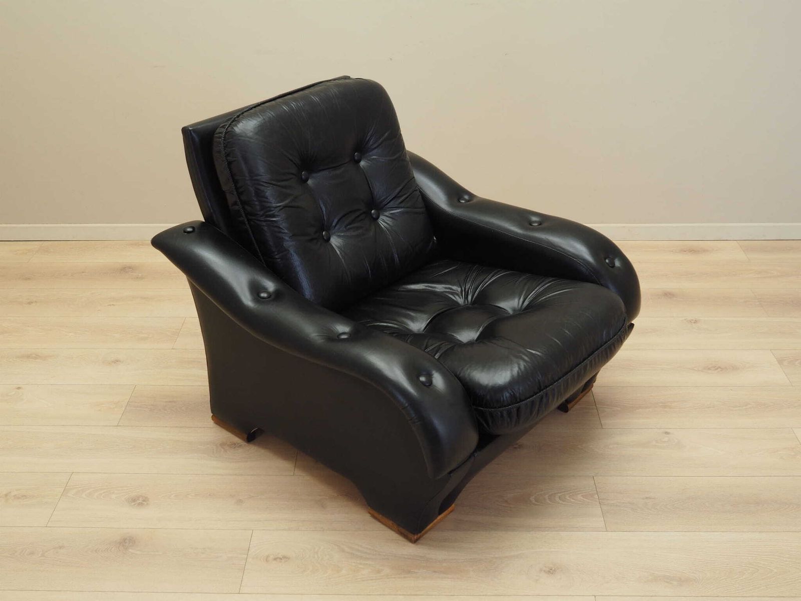 1079.0 Zwarte Fauteuil, Italiaans Design, Jaren 1980 – Herkomst: Italië photo