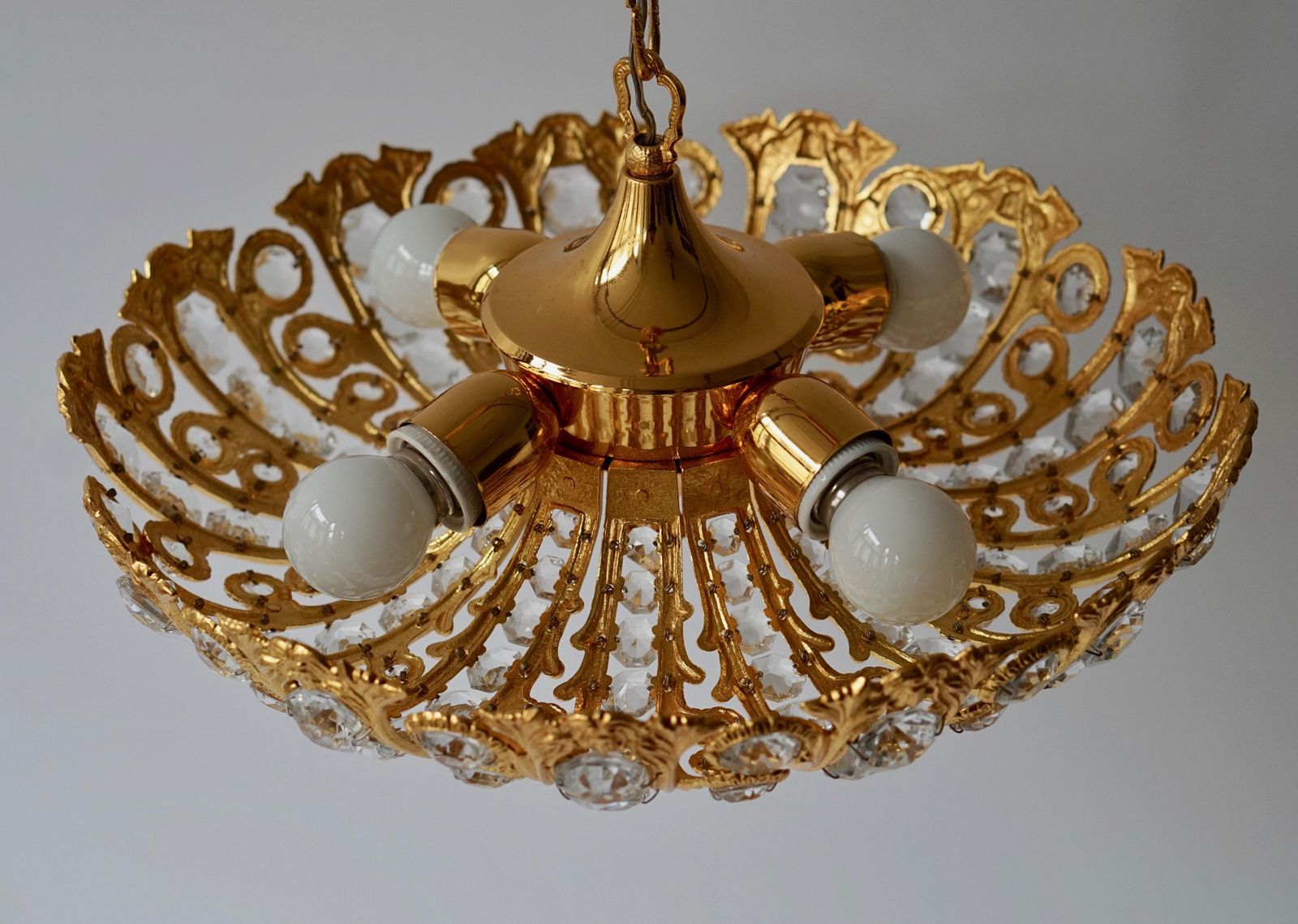 photo vintage Hollywood Regency Crystal And Gilded Chandelier By Palwa