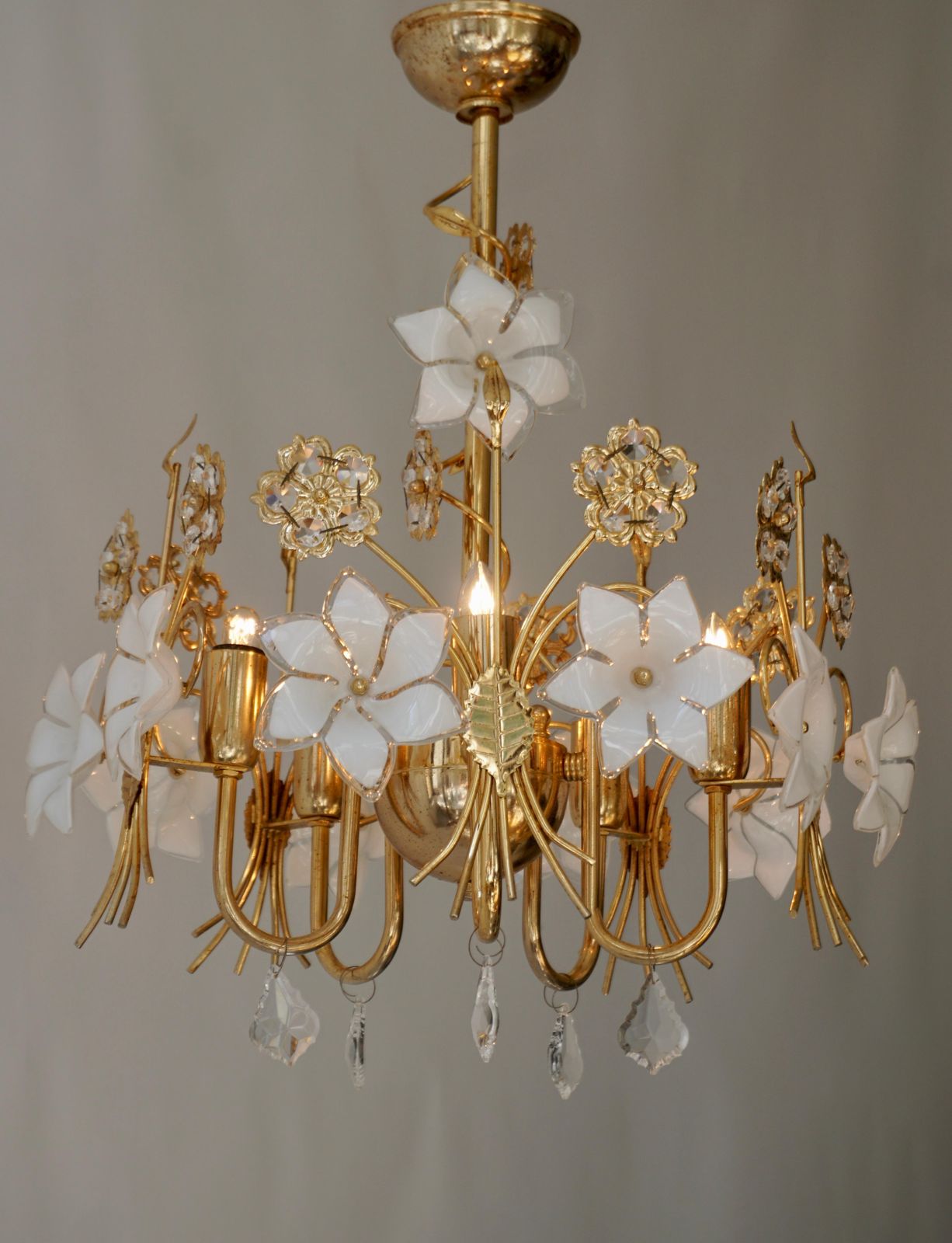 Murano Glass And Crystal Chandelier With White Flowers photo Lighting