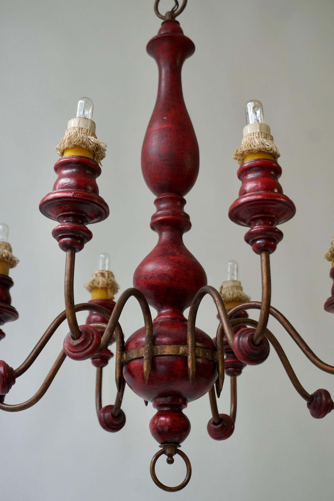 photo vintage Eight Light Red Painted Wood And Iron Chandelier