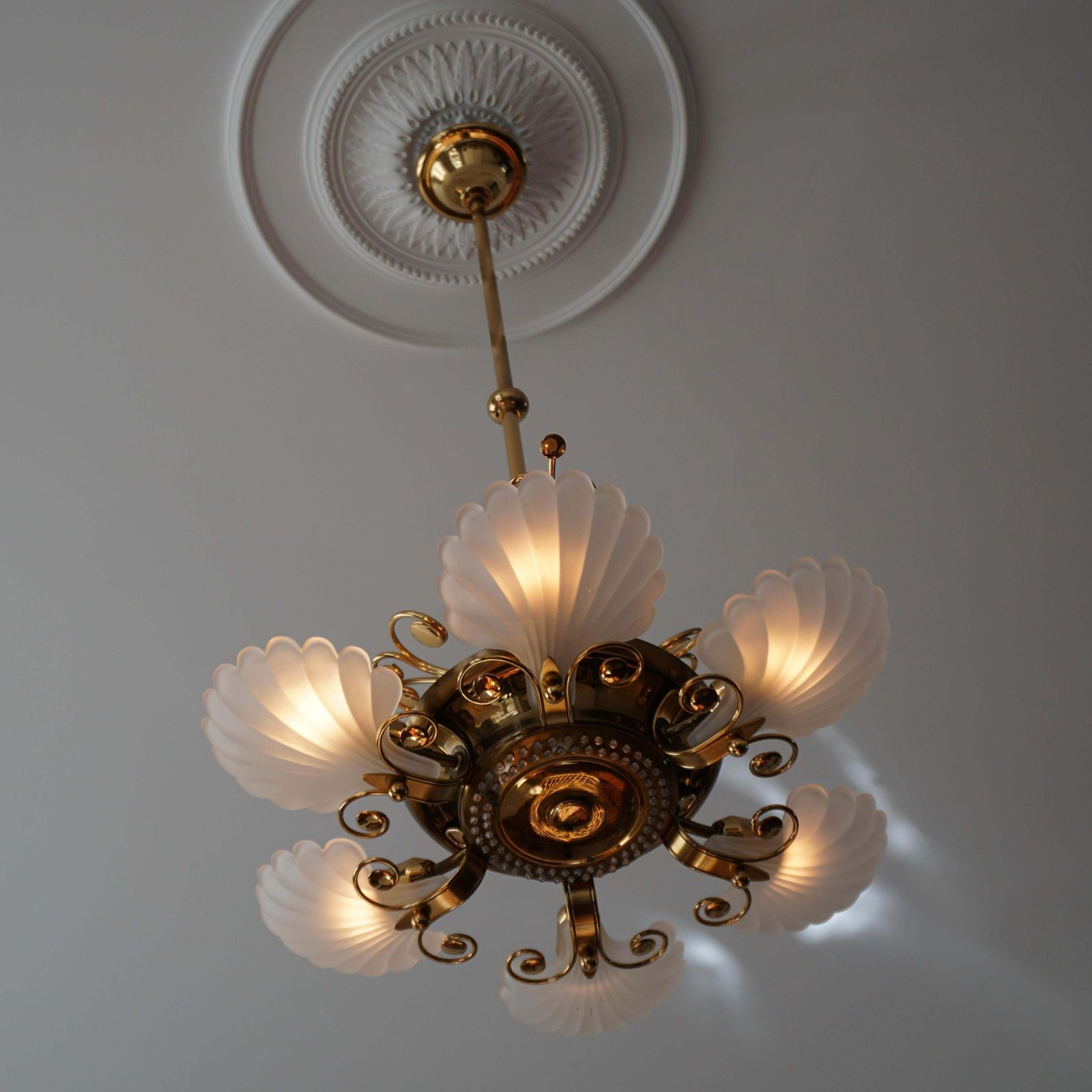 photo vintage Italian Chandelier In Brass With Murano Glass Shells, 1970s