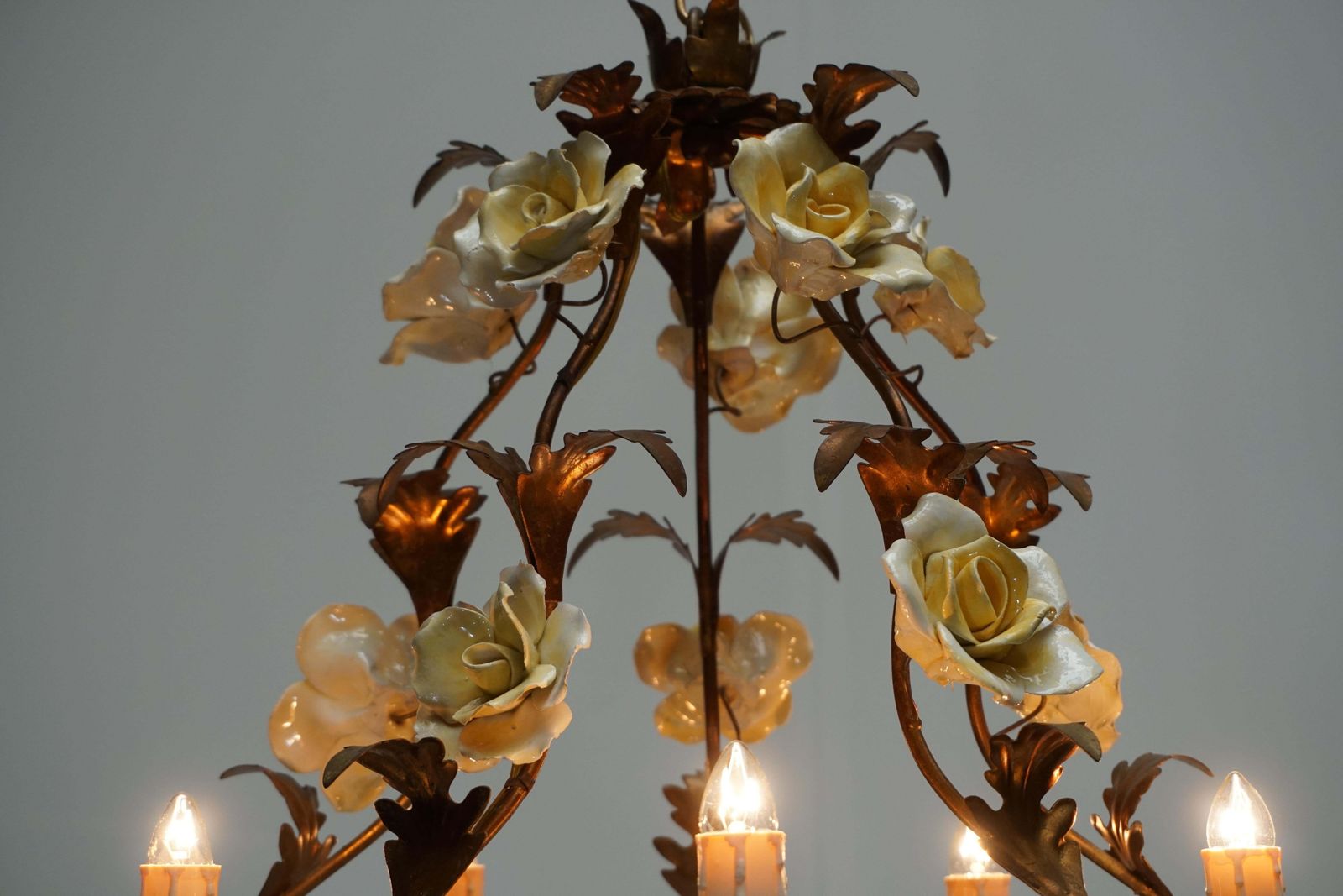 photo vintage Italian Brass Tole Chandelier With Yellow Porcelain Flowers