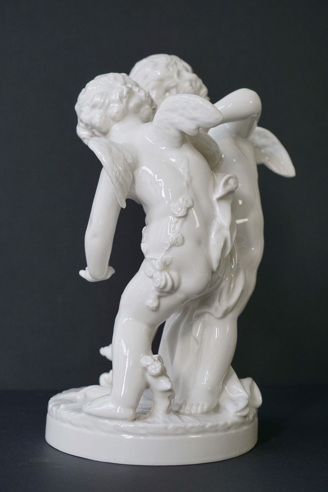Porcelain Figurative Sculpture Representing Two Little Angels, Putti photo Home Decor