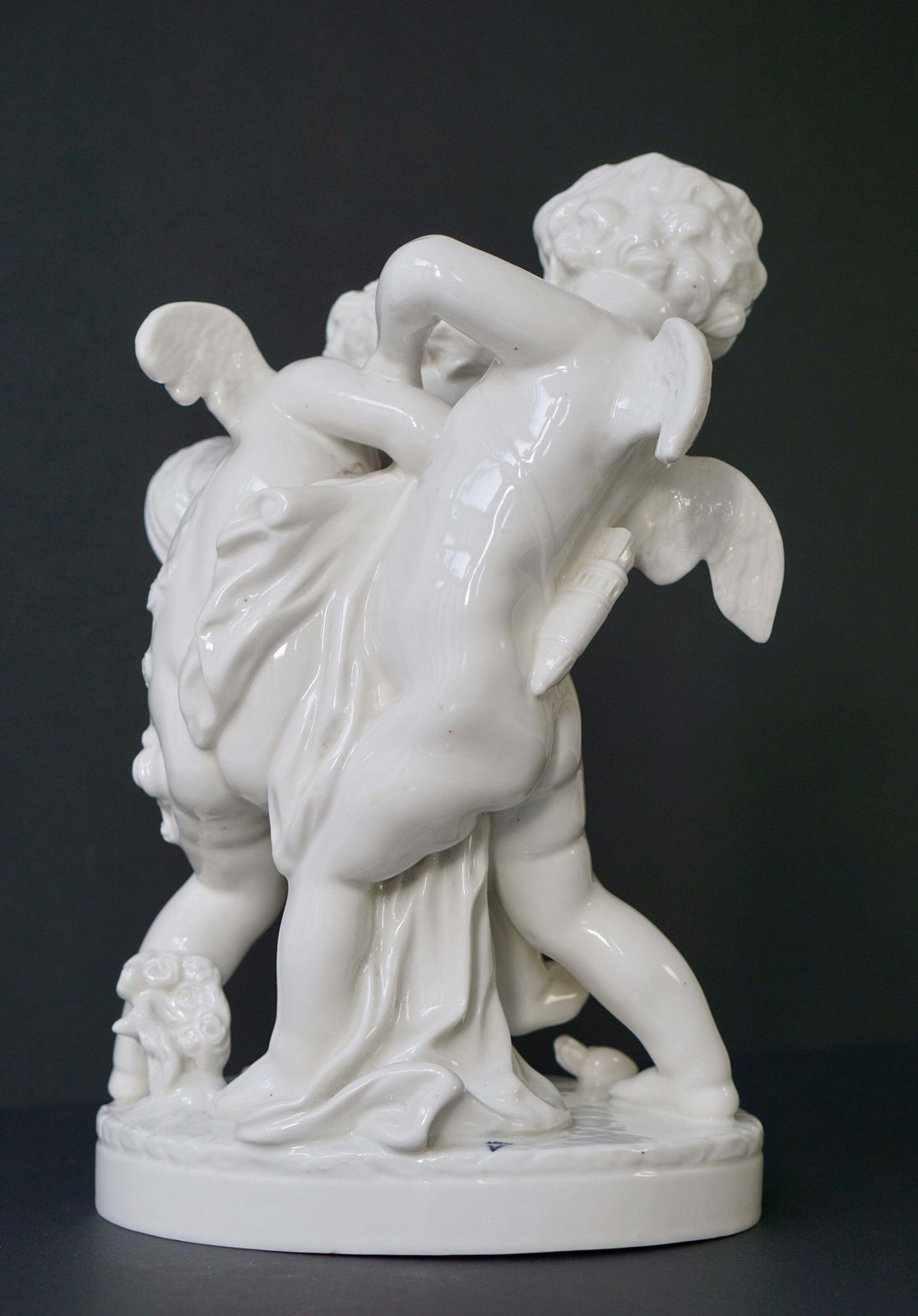 Porcelain Figurative Sculpture Representing Two Little Angels, Putti photo vinterior