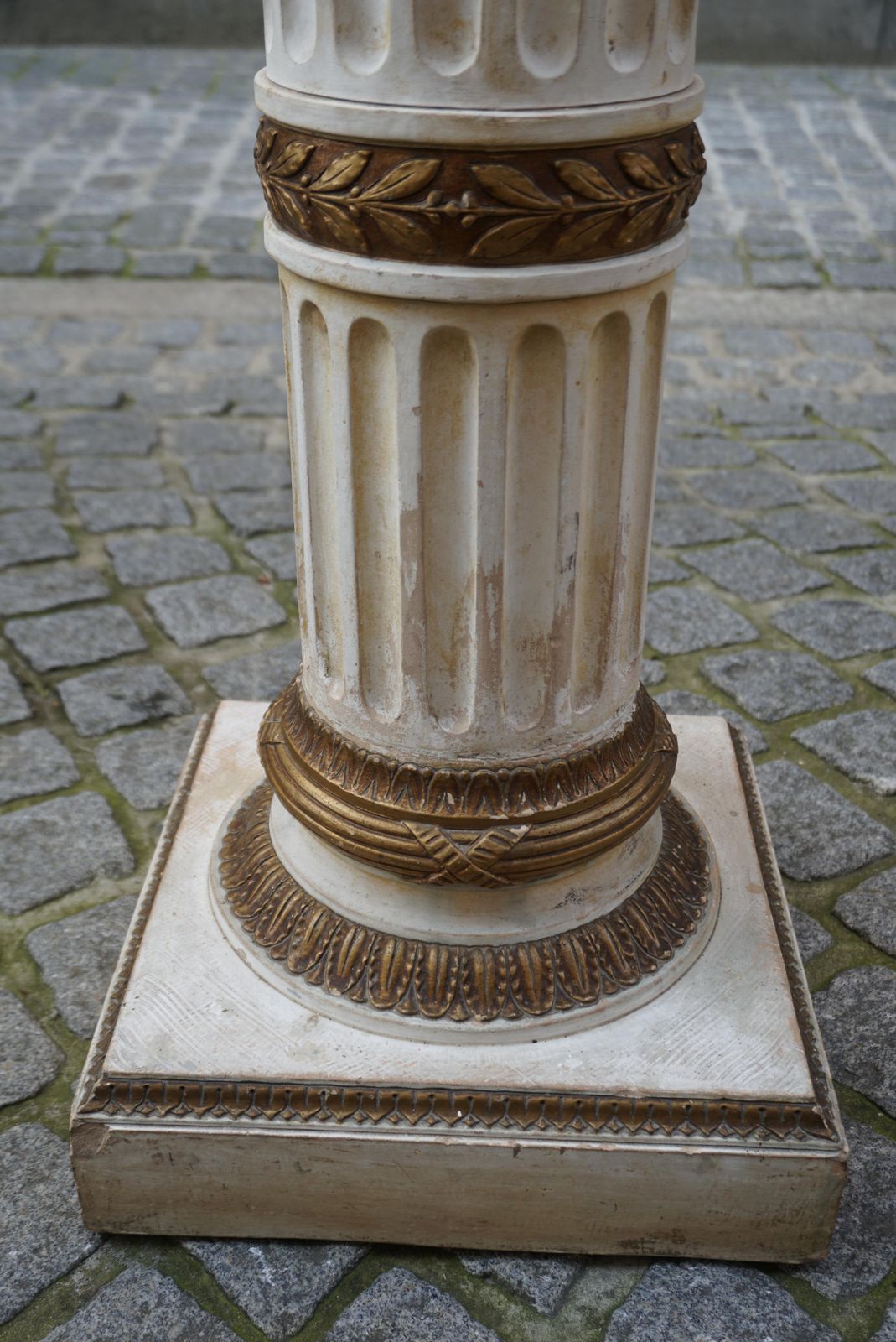 photo vintage Ornate Pedestal Terracotta Cherub Planter Stand
