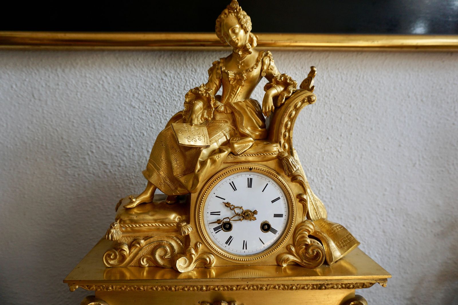 photo furniture Very Fine And Elegant Fire, Gilt Bronze Mantle Clock In The Romantic Taste