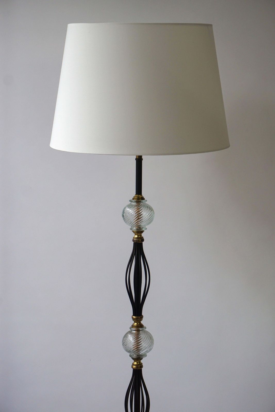 photo furniture Italian Elegant Floor Lamp In Brass And Glass