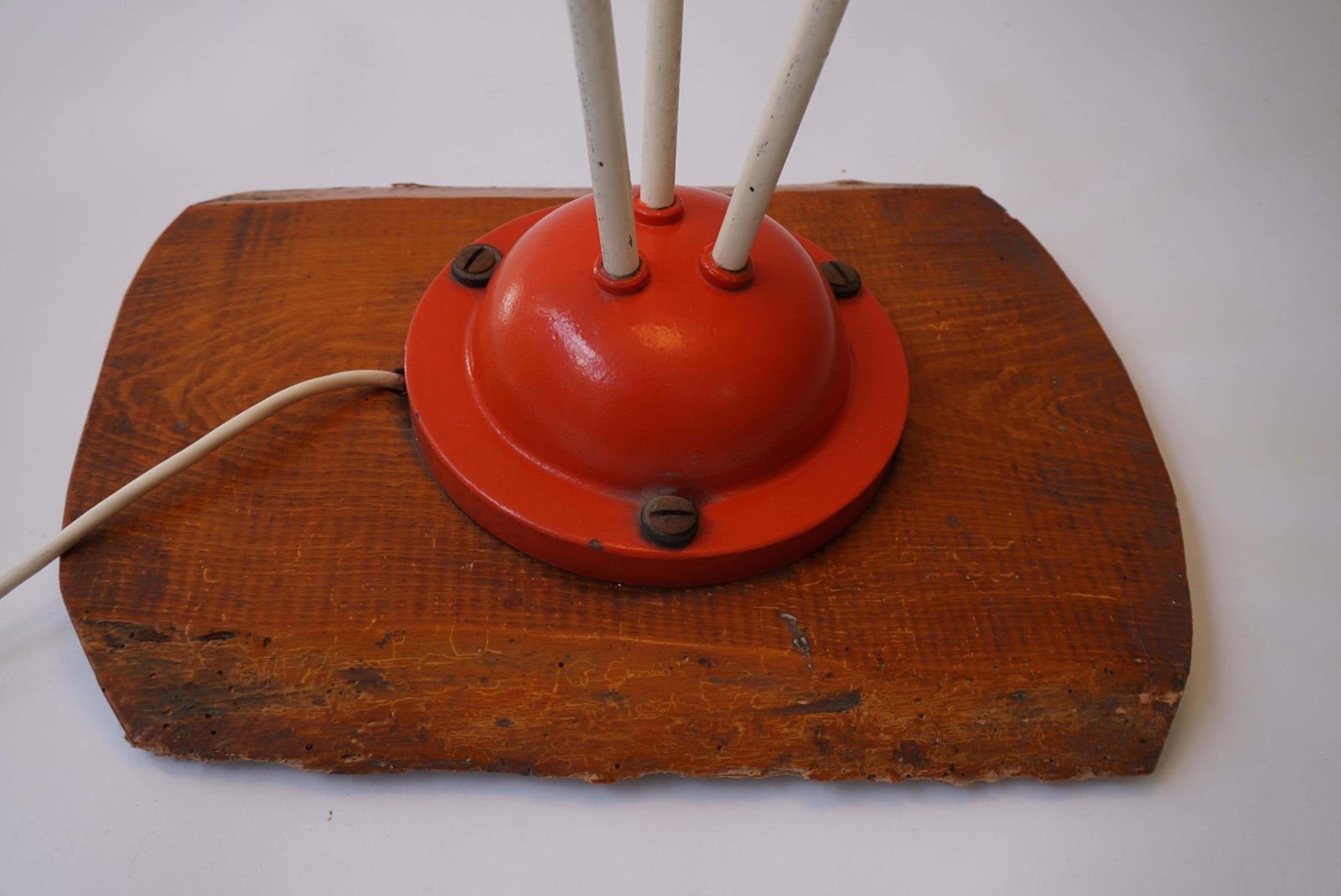 photo vintage Charming Vintage Garden Lamp From The 1950s   Red And White