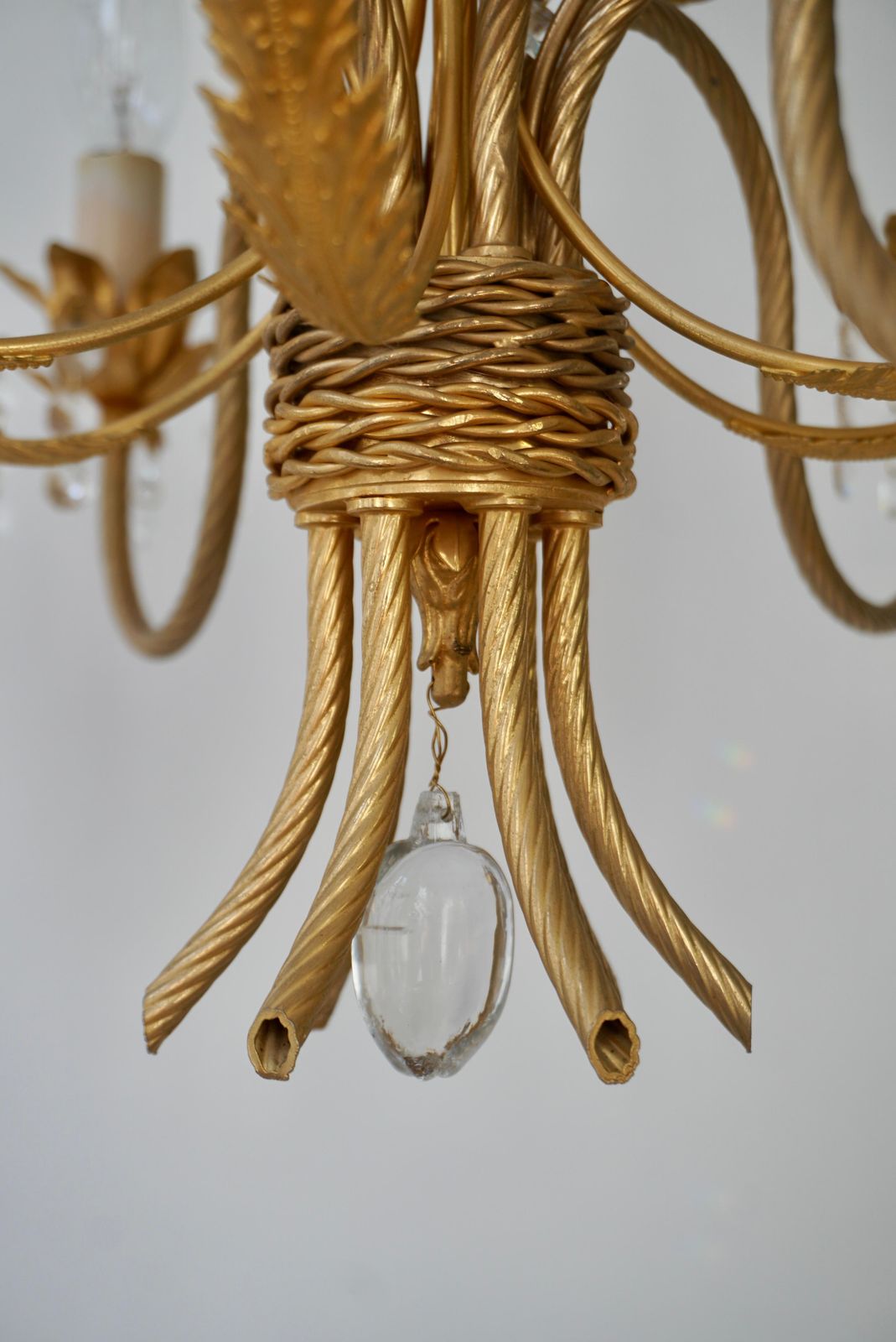 photo vintage Hollywood Regency Chandelier With Gilded Roses And Crystal Flowers