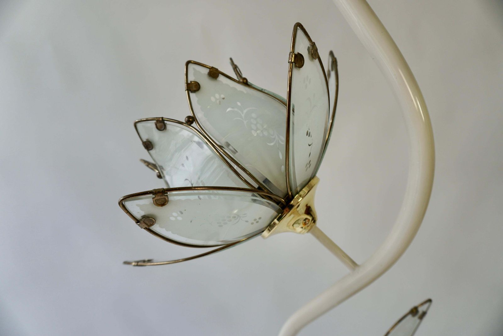 3122.0 Mid Century Modern Vintage Hollywood Regency White Glass Lotus Flower Floor Lamp photo