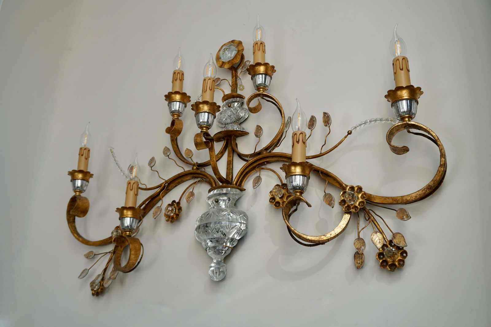 photo furniture Gilded Metal Leaf And Glass Flower Wall Sconce Light Fixture