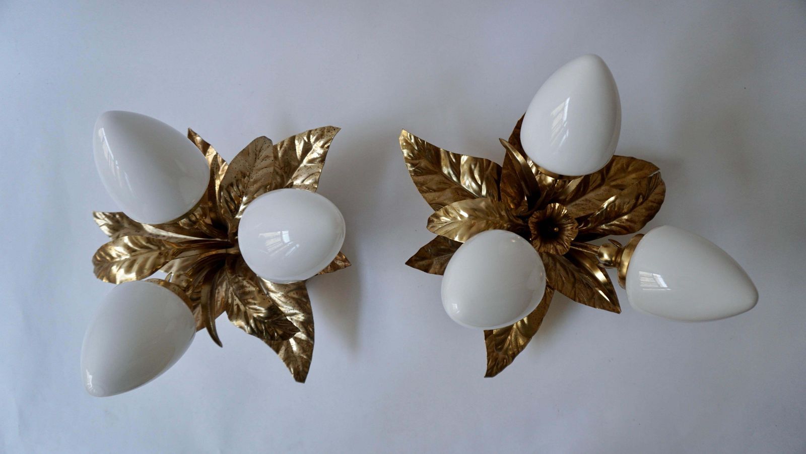 photo vintage One Of Two Brutalist Sunburst Flower Light Fixtures In Gilt Metal