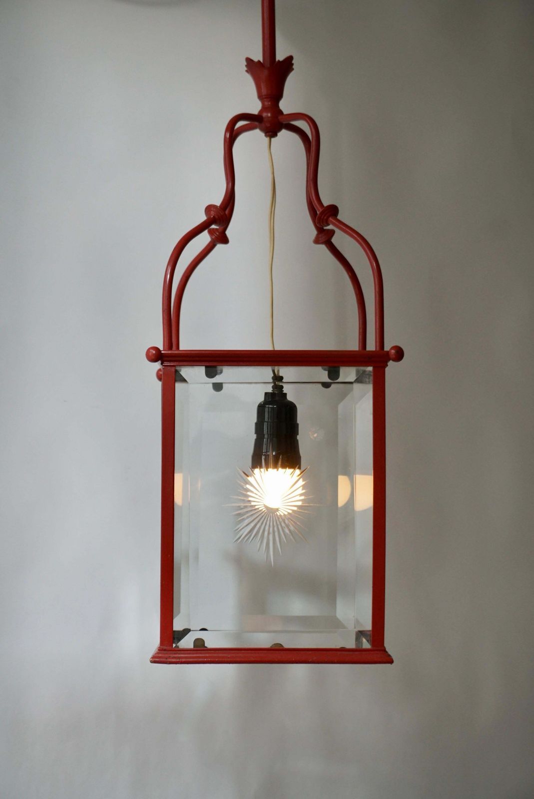 photo vintage An Italian Red Tole Metal Lantern With Cut Glass, Early 20th C.