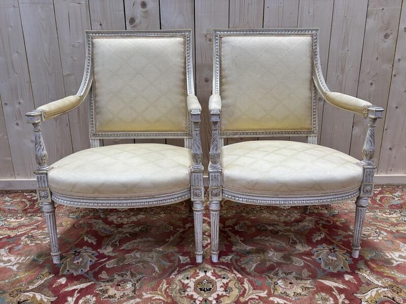 Paire De Fauteuils De Style Louis XVI En Bois Patiné