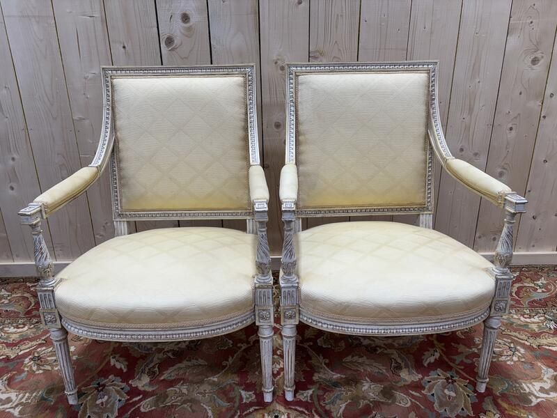 Paire De Fauteuils De Style Louis XVI En Bois Patiné photo 530.0
