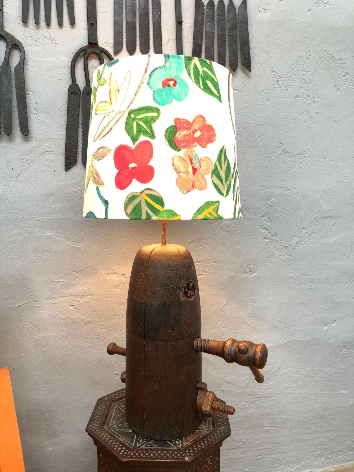 photo vinterior Truly Stunning Antique Wooden Hat Stretcher Stand Table Lamp
