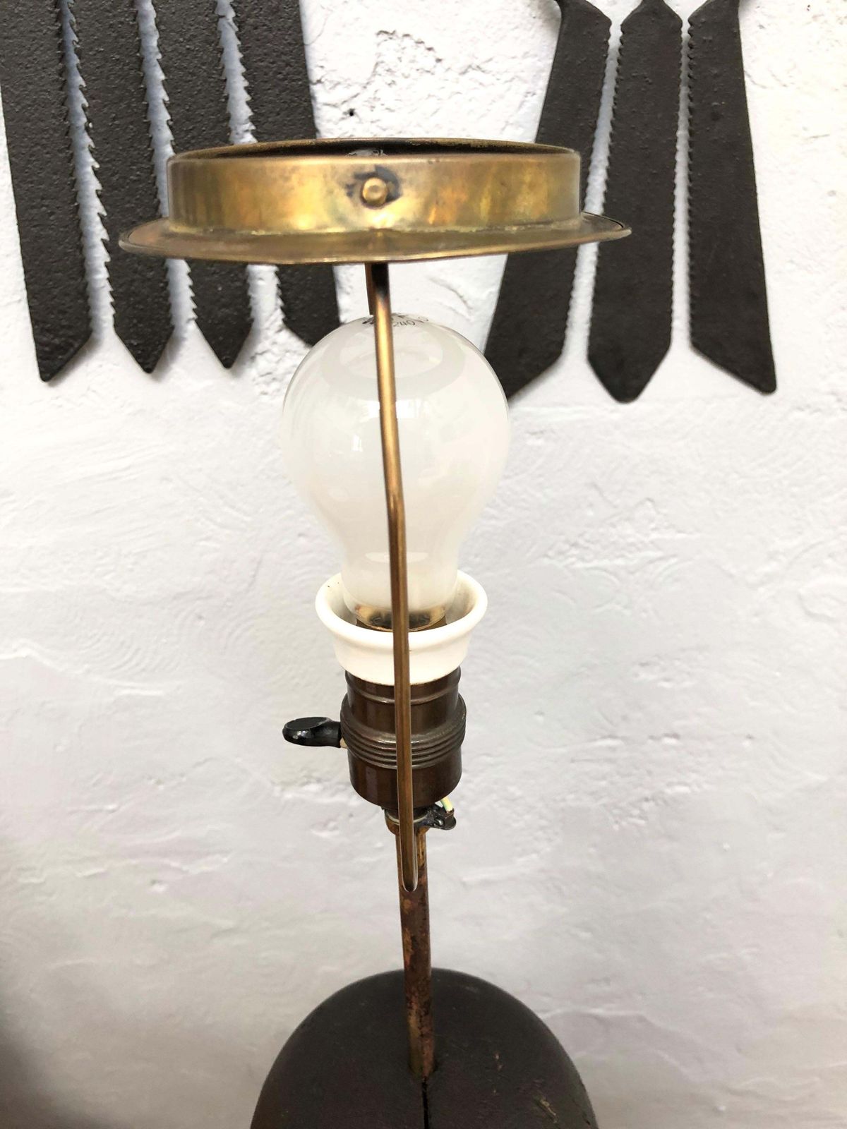 photo vintage Truly Stunning Antique Wooden Hat Stretcher Stand Table Lamp