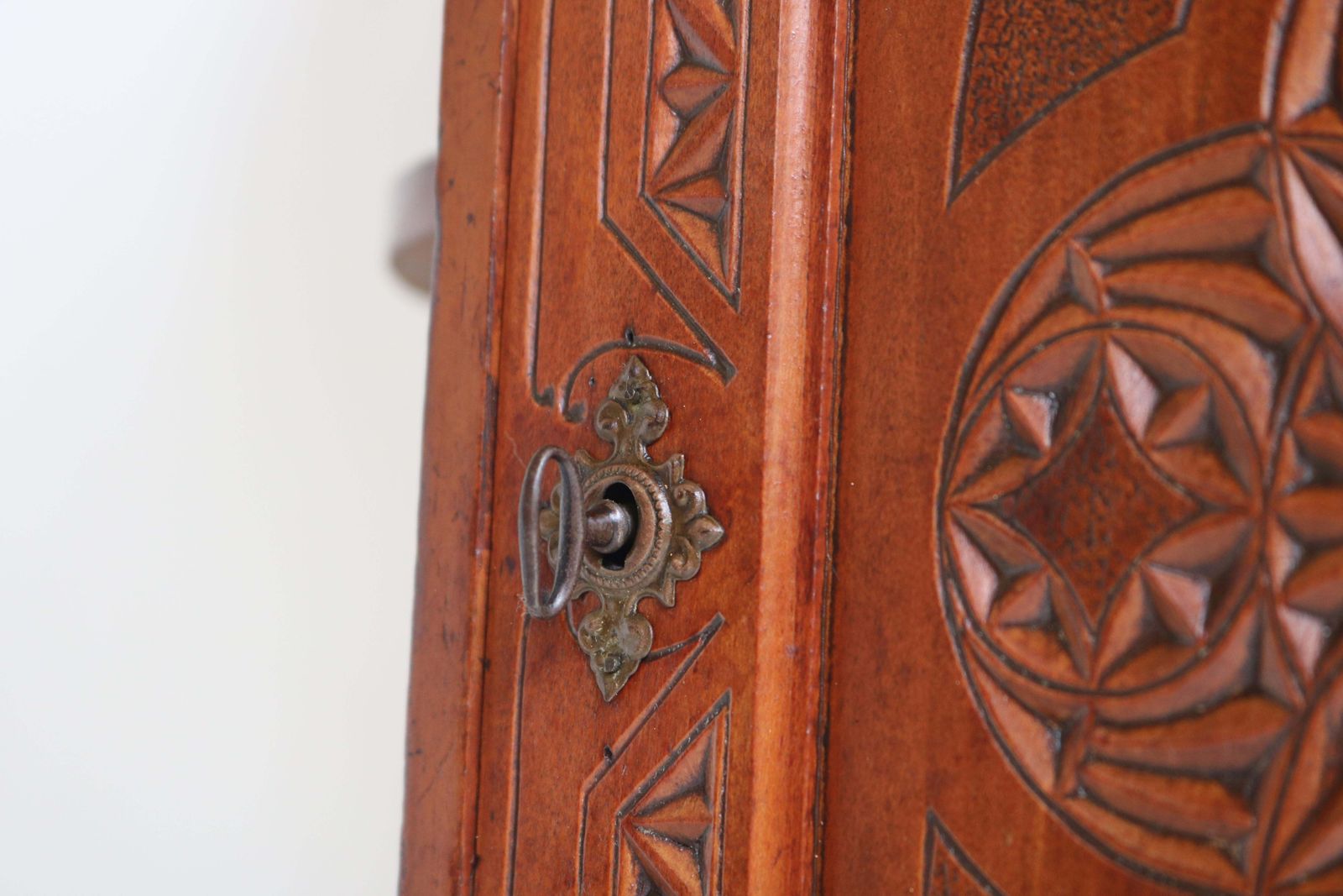 photo furniture Antiek Nederlands Arts & Crafts Wandkastje Met Chipsnijwerk, 1910, Volkskunst Houtsnijwerk