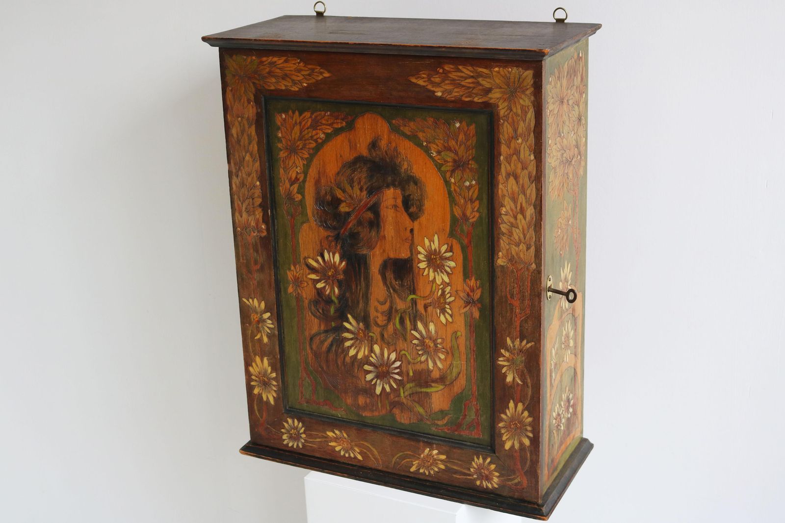 Frans Art Nouveau Wandkastje / Hangkastje Toegeschreven Aan Alphonse Mucha, 1900, Hout photo for sale