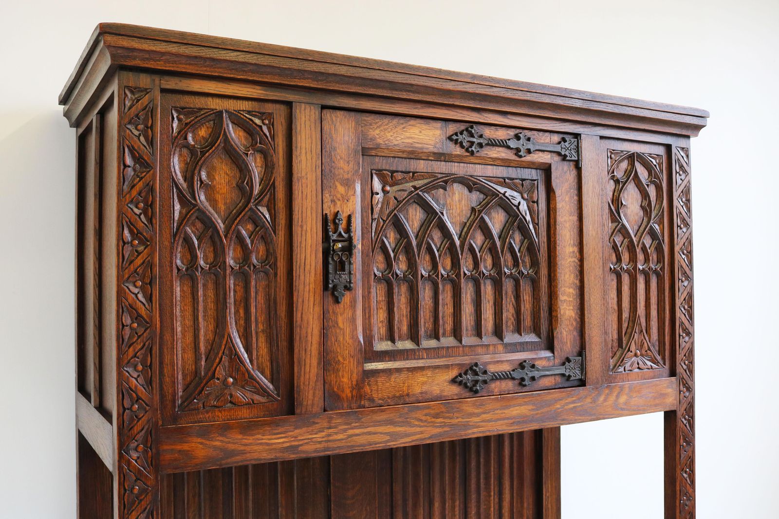 Antieke Gothic Revival Eiken Gesneden Droogbar / Drankenkast Met Kerkramen En Bogen photo 2554.0