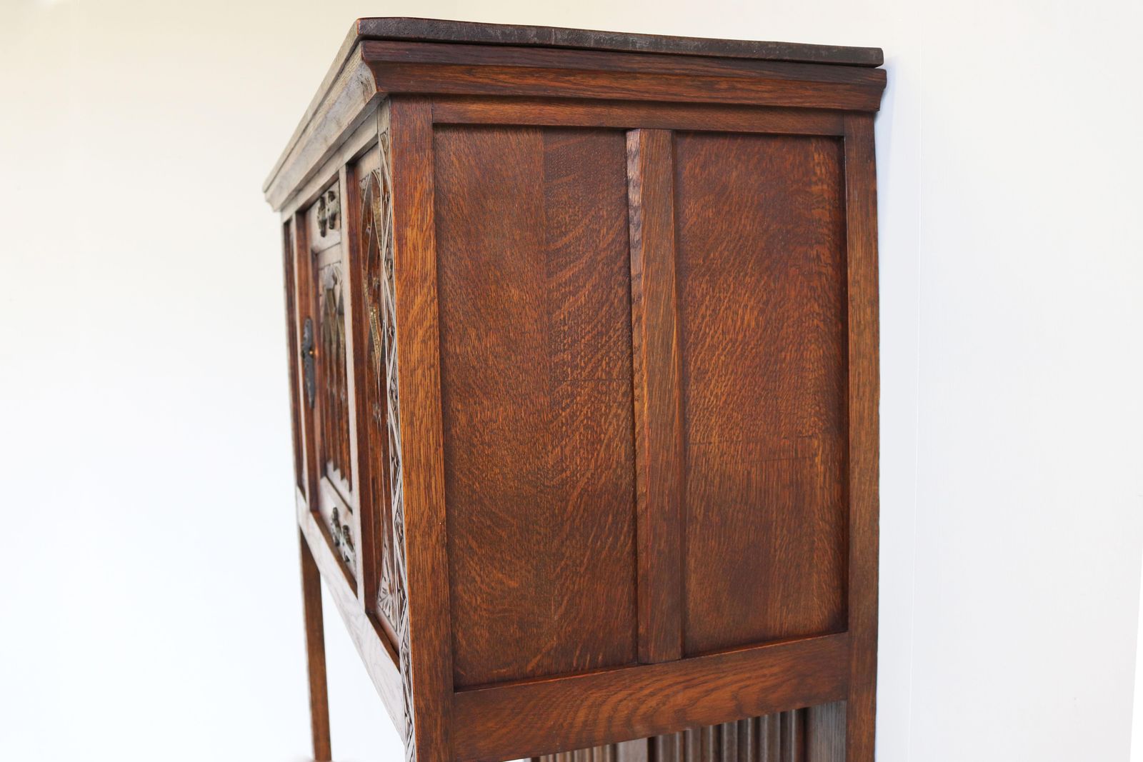 photo vinterior Antieke Gothic Revival Eiken Gesneden Droogbar / Drankenkast Met Kerkramen En Bogen