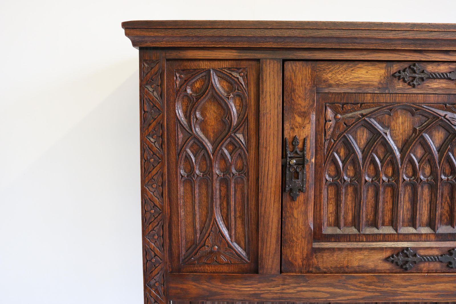 photo buy Antieke Gothic Revival Eiken Gesneden Droogbar / Drankenkast Met Kerkramen En Bogen