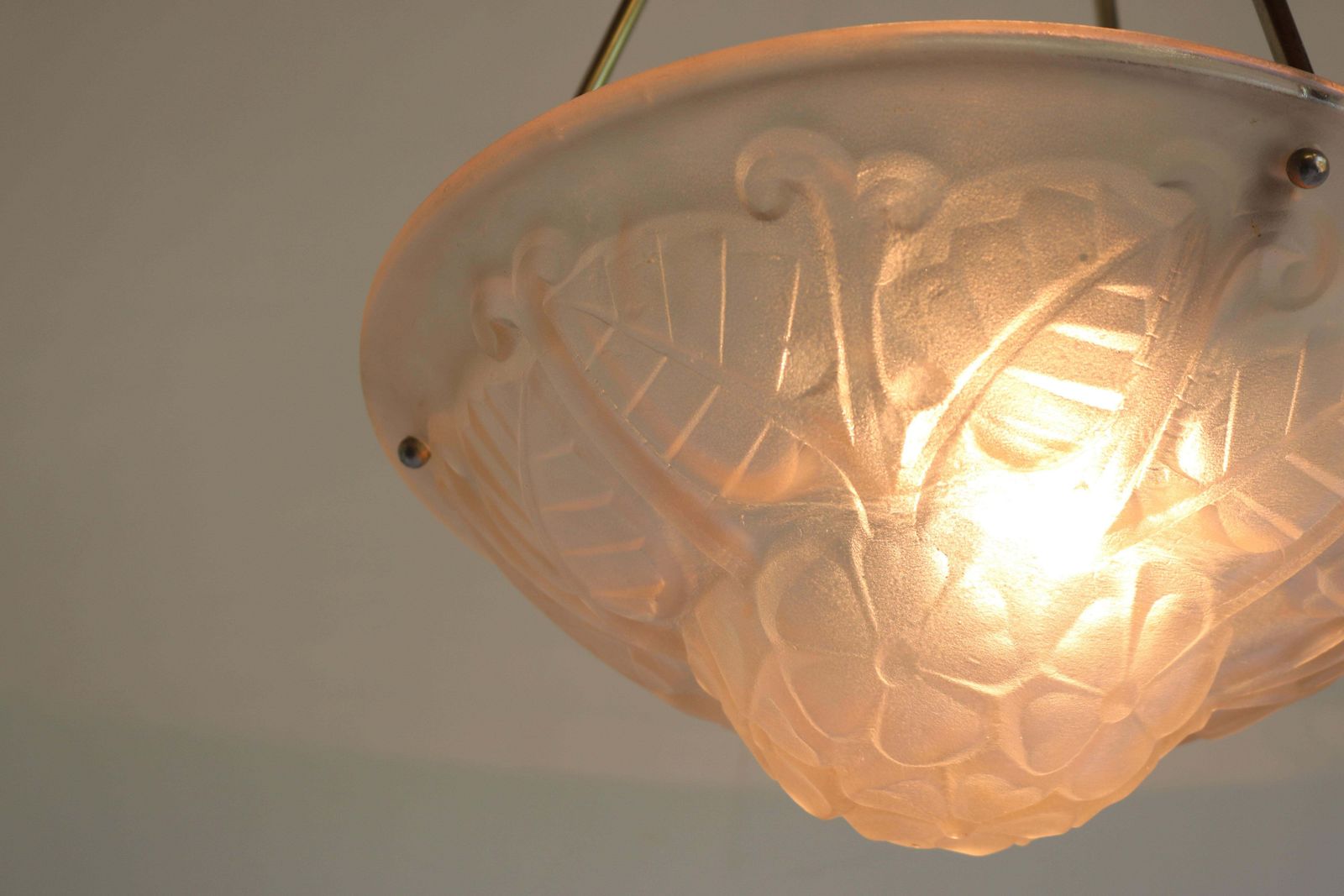 Antieke Art Deco / Art Nouveau Bloemmotief Hanglamp Van Degué, 1930, Zachtroze photo for sale