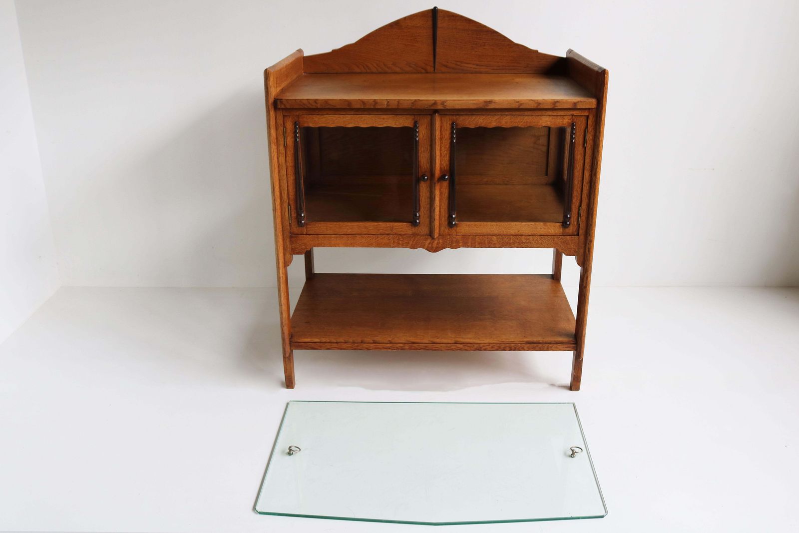photo furniture Antiek Nederlands Art Deco Amsterdam School Theeservietkast / Vitrinekast Ca. 1920