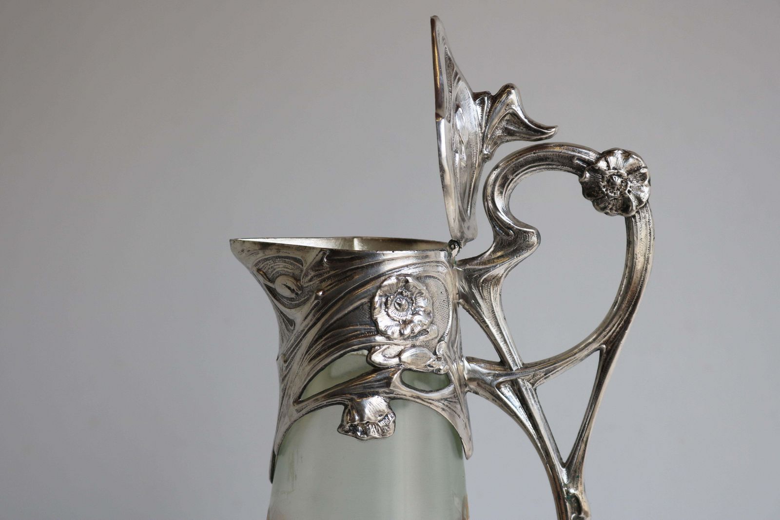 photo furniture Franse Art Nouveau Karaf / Kan In Verzilverd Glas Door J. Barian, 1900