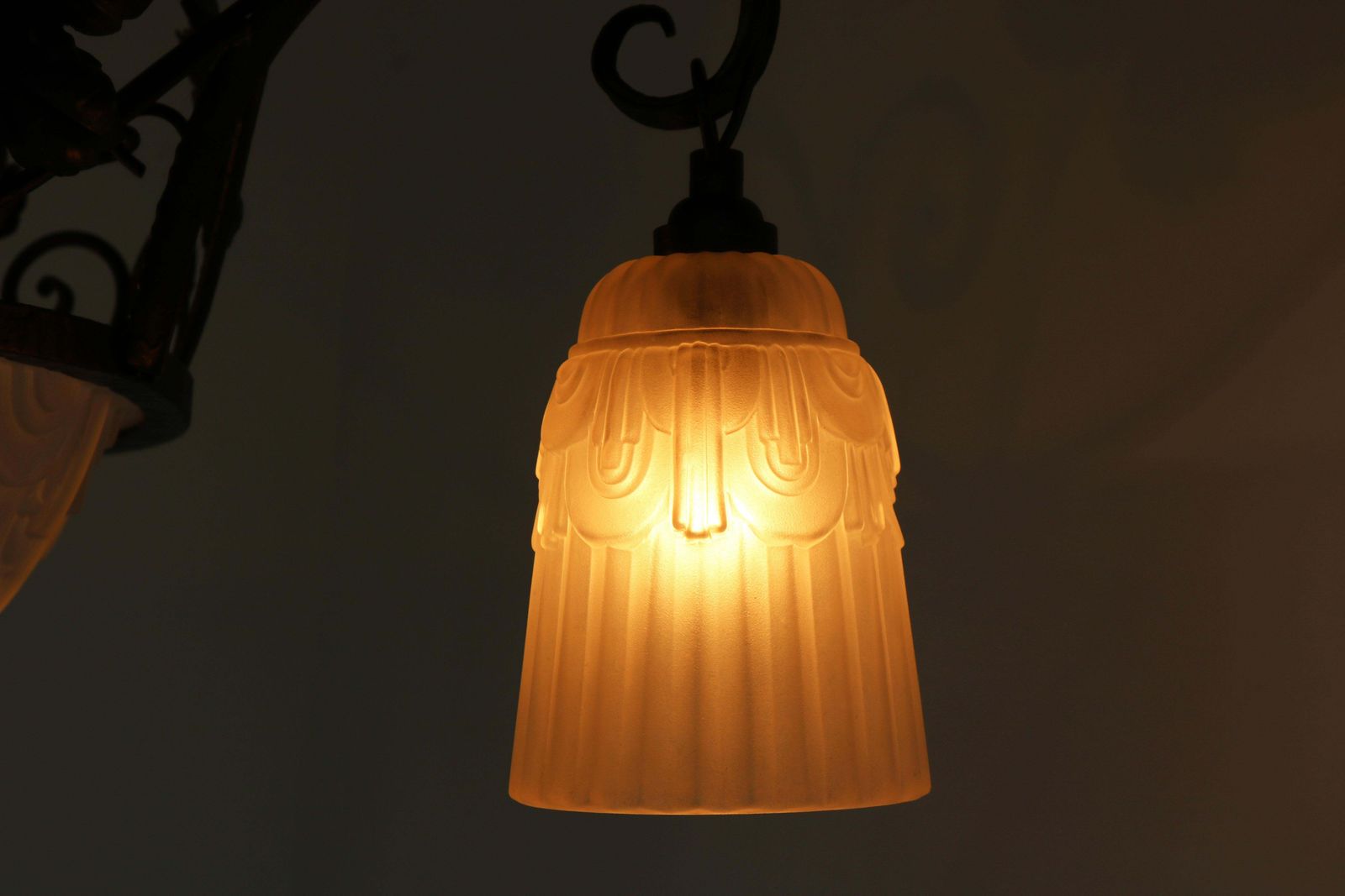 photo vintage French Antique Wrought Iron Art Deco Chandelier 1930 Frosted Glass Geometric