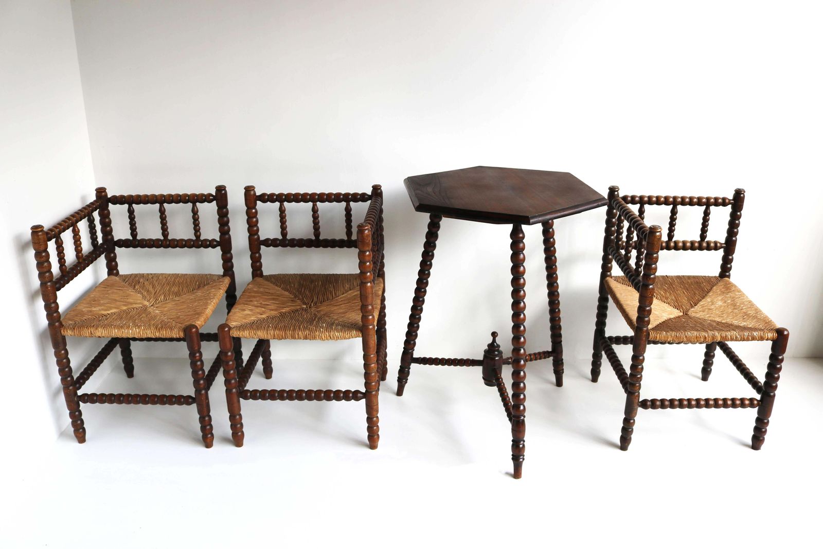 Antieke Set – Drie Eiken Hoekstoelen Met Biezen Zitting, Bobbin Details En Bijzettafel photo 2554.0