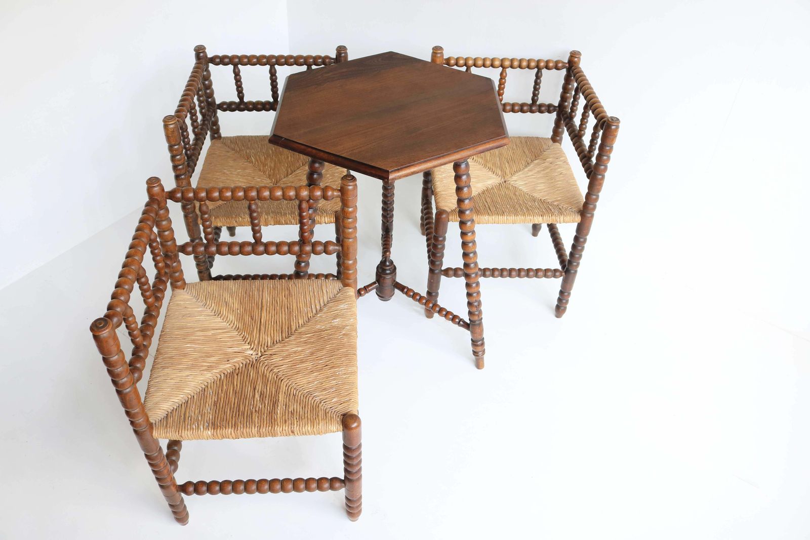 photo furniture Antieke Set – Drie Eiken Hoekstoelen Met Biezen Zitting, Bobbin Details En Bijzettafel