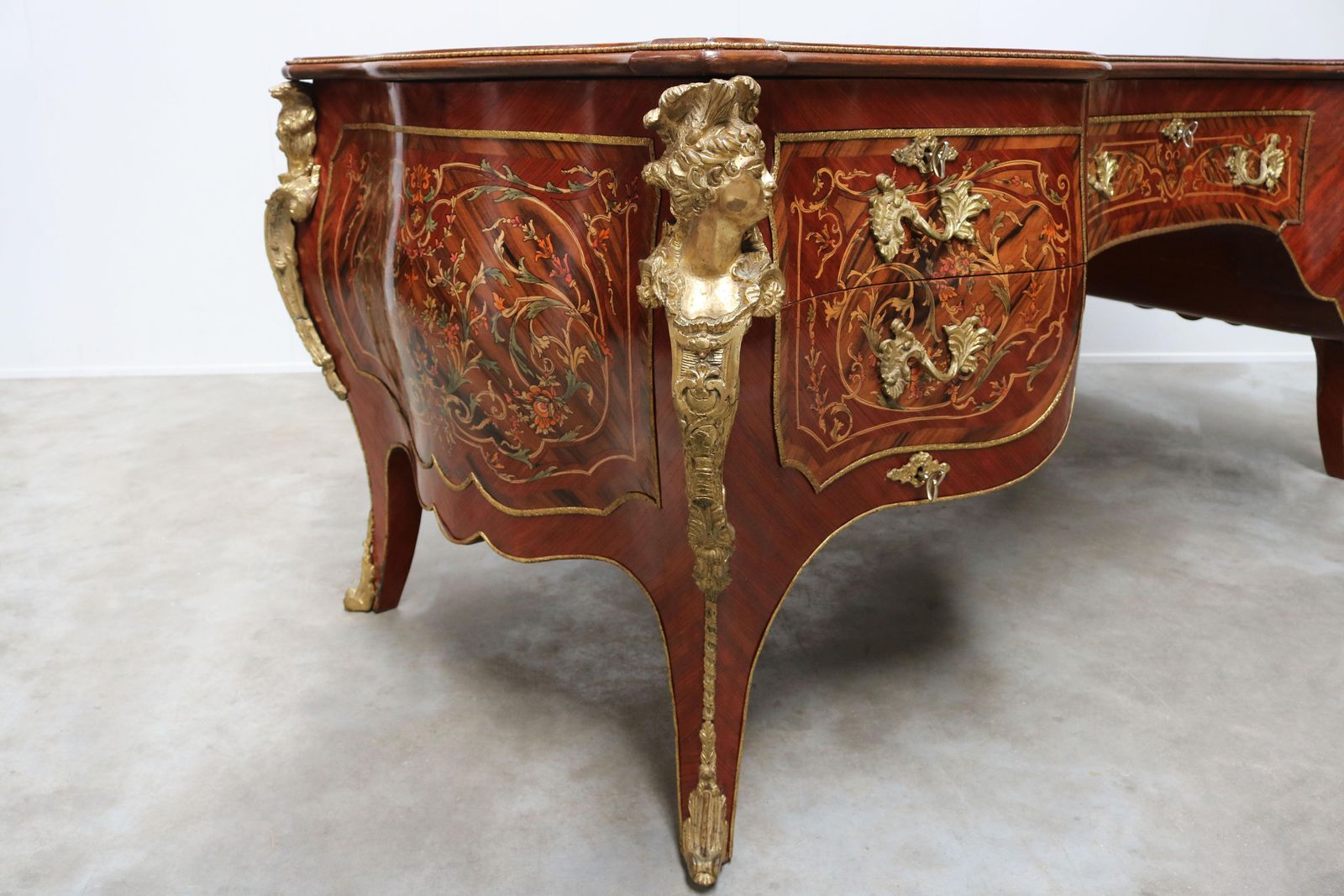 Rounded Italian Executive Desk In Louis XV Style Marquetry Bronze 1950 Inlaid photo vinterior