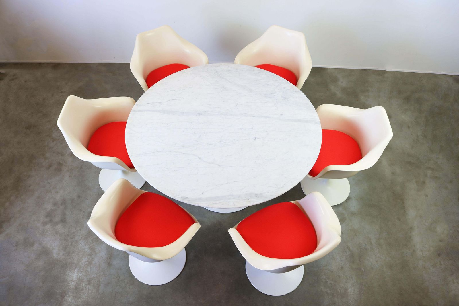 Knoll Tulip Eetkamerset Van Eero Saarinen, Jaren 1960 – Grote Marmeren Tafel Met Fauteuils photo for sale